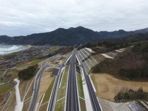 山陰近畿自動車道「東浜IC」の様子。