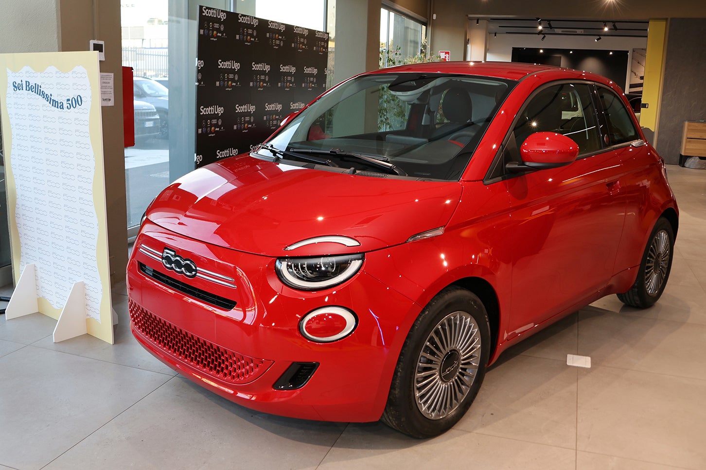 新型「フィアット500ハイブリッド」。2025年11月29日、イタリア・シエナのフィアット販売店「ウーゴ・スコッティ」の内覧会で。