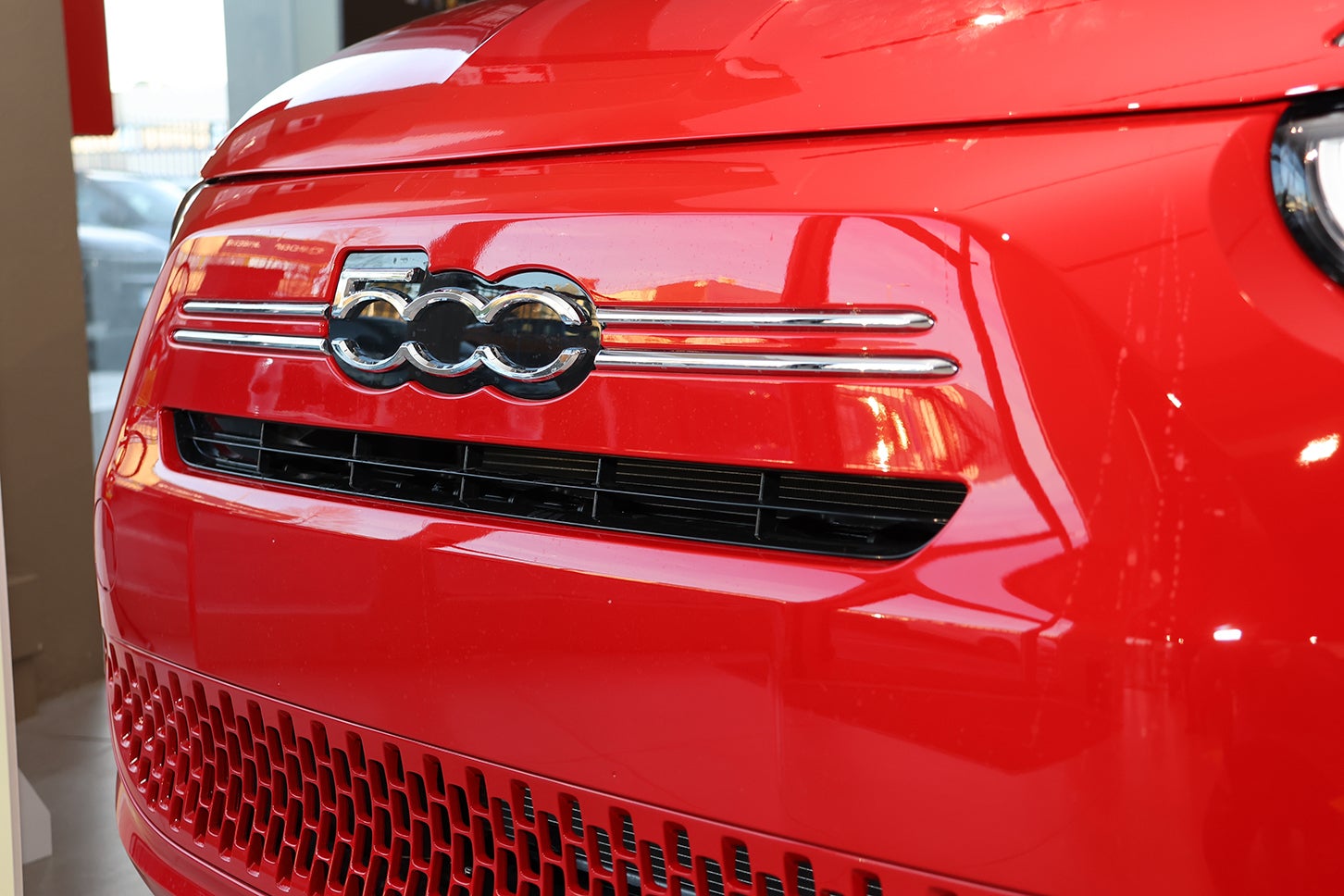 BEV版である500eと外観上最大の違いはフロントのエアインテークである。