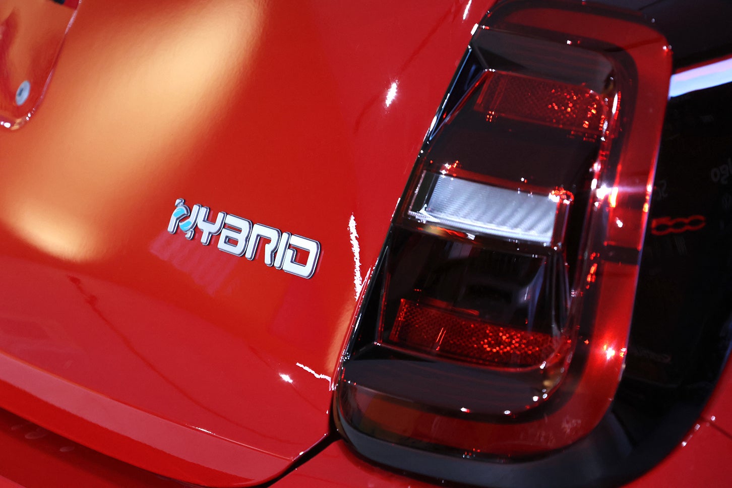 テールゲートには312型の同仕様と同じく、マイルドハイブリッドを示すバッジが。リッターあたり燃費は基本グレードのポップ仕様で19.2km（WLTP混合モード）。