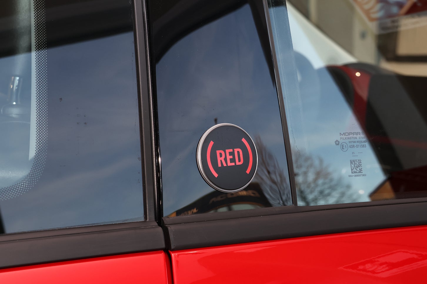 車体色のREDを選ぶと、車両代金の一部が同名のグローバルファンドに寄付される。