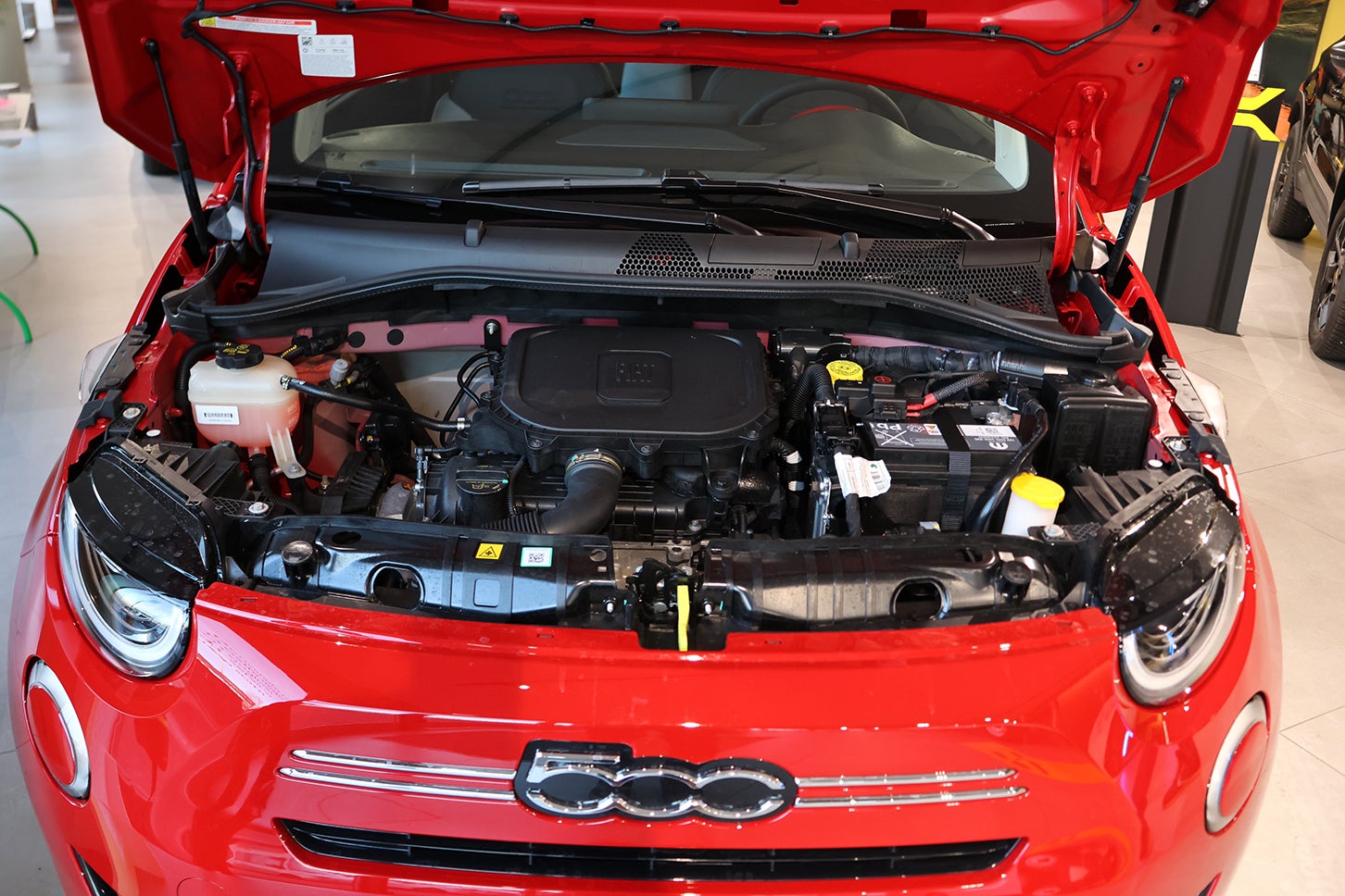 エンジンは3気筒999cc 65HPと12Vマイルドハイブリッドの組み合わせ。