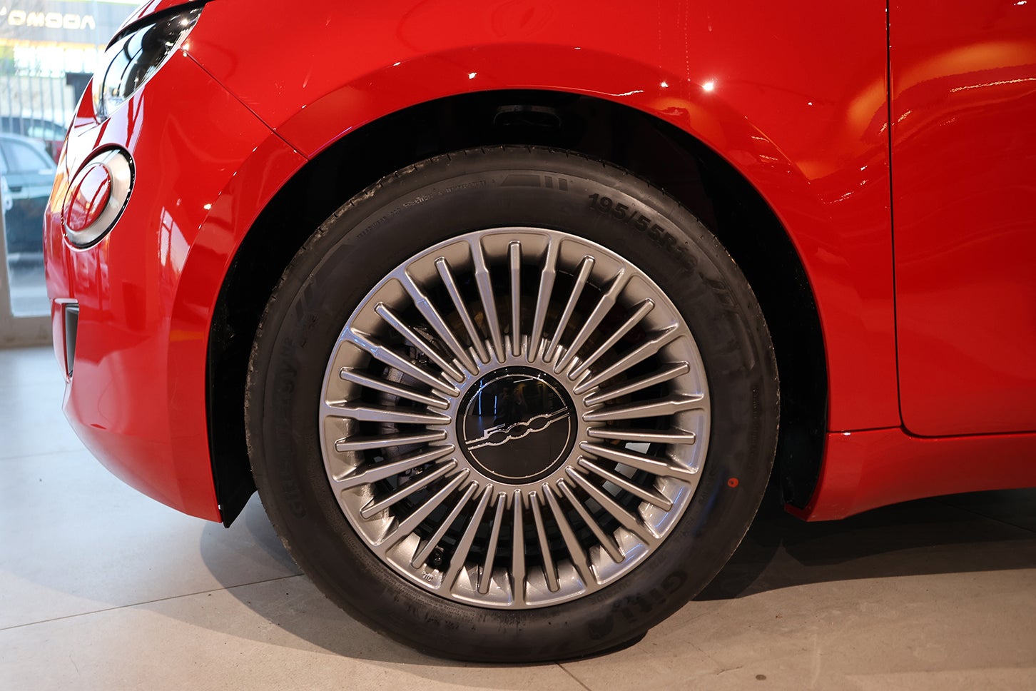 トリノ仕様のタイヤは中間グレードの「アイコン」同様195/55 R16。基本の「ポップ」は15インチ（＋スチールホイール）、上級グレードの「ラ・プリマ」は17インチが装着される。