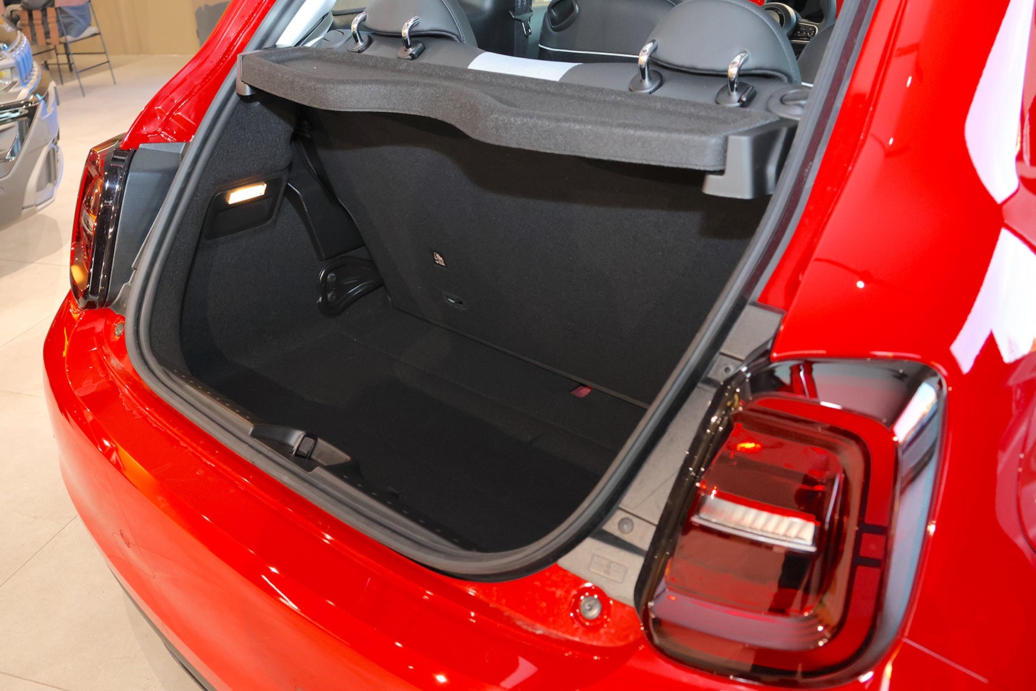 ラゲッジルーム容量は183リットル（312型は185リットル）。