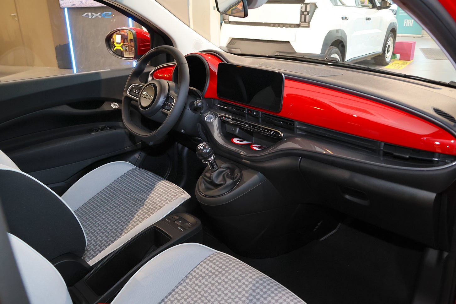 10.25インチのセンター・スクリーンはApple Car Play／Android Autに対応している。