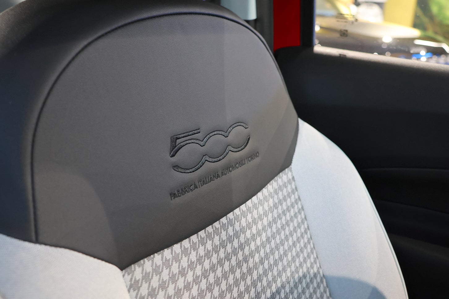 バックレストには創業時におけるFIATの正式名称であるFabbrica Italiana Automobili Torino（イタリア・トリノ自動車製造会社）の文字が記されている。