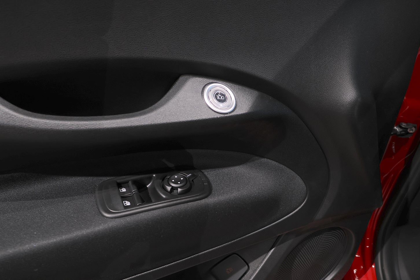 ドアの解錠は500eと同様ボタン式となった。