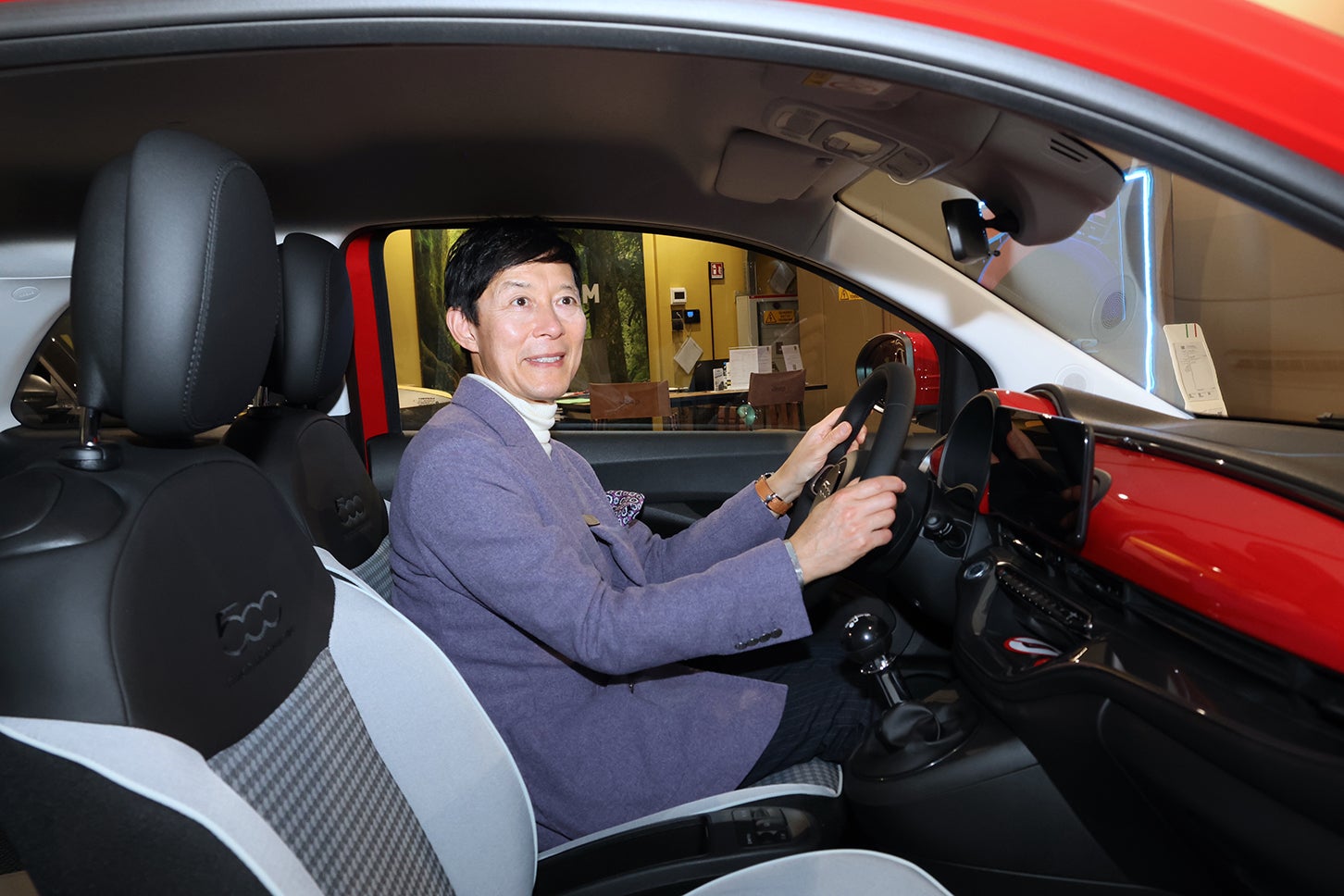 312型同様、前席の乗員にはゆとりあるスペースと、申し分ない着座姿勢が確保されている。