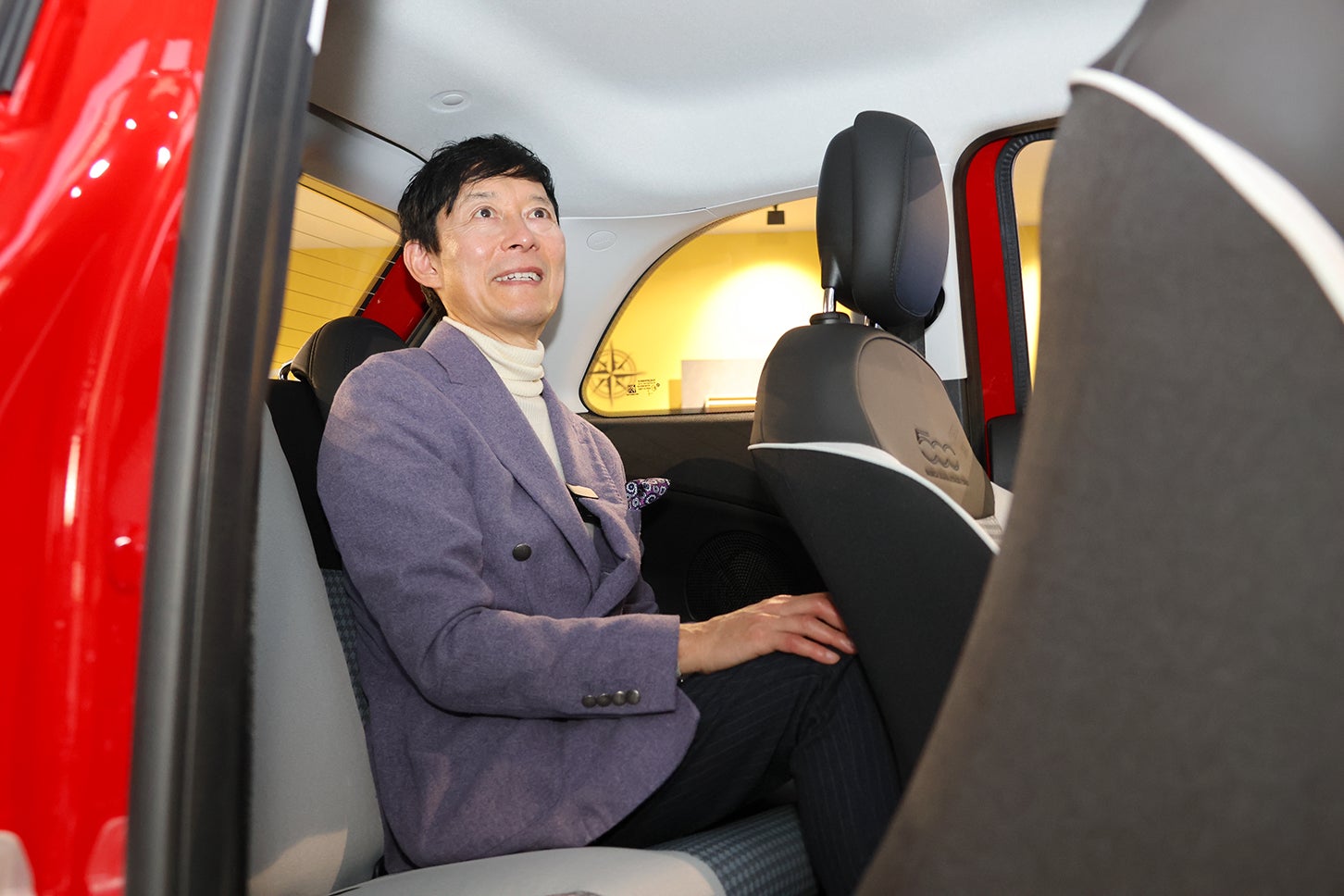 長身のイタリア人にとって、312型の後席居住性は評価が分かれる点だった。いっぽうで新型では、少なくとも身長166cmの筆者にとって、頭上・足元のいずれにも一定の隙間が確保されている。