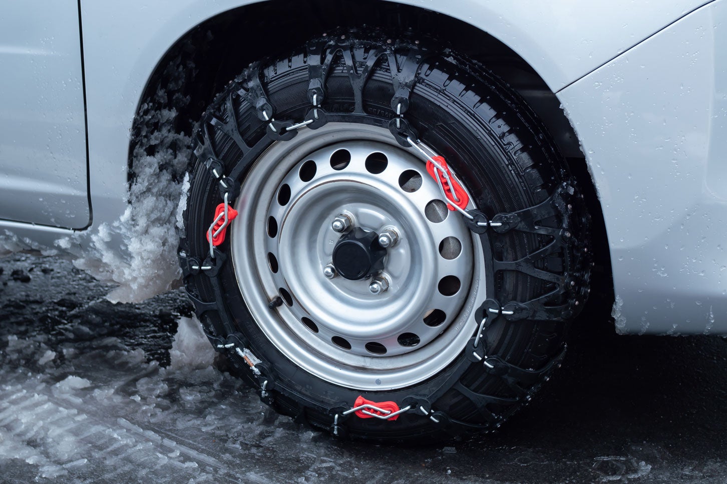 樹脂製のタイヤチェーン。 (c)naka – stock.adobe.com