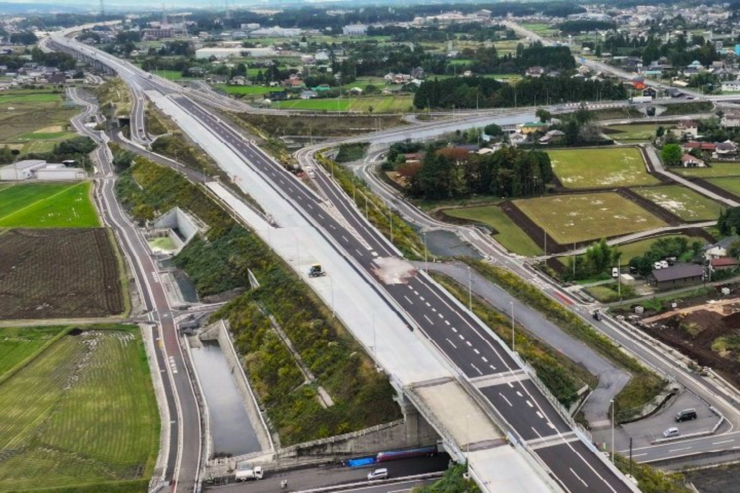 建設が進む新東名高速道路「新秦野IC～新御殿場IC」。
