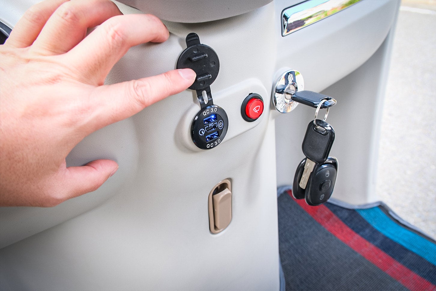 スマホ等の充電に便利なUSBポートは2口