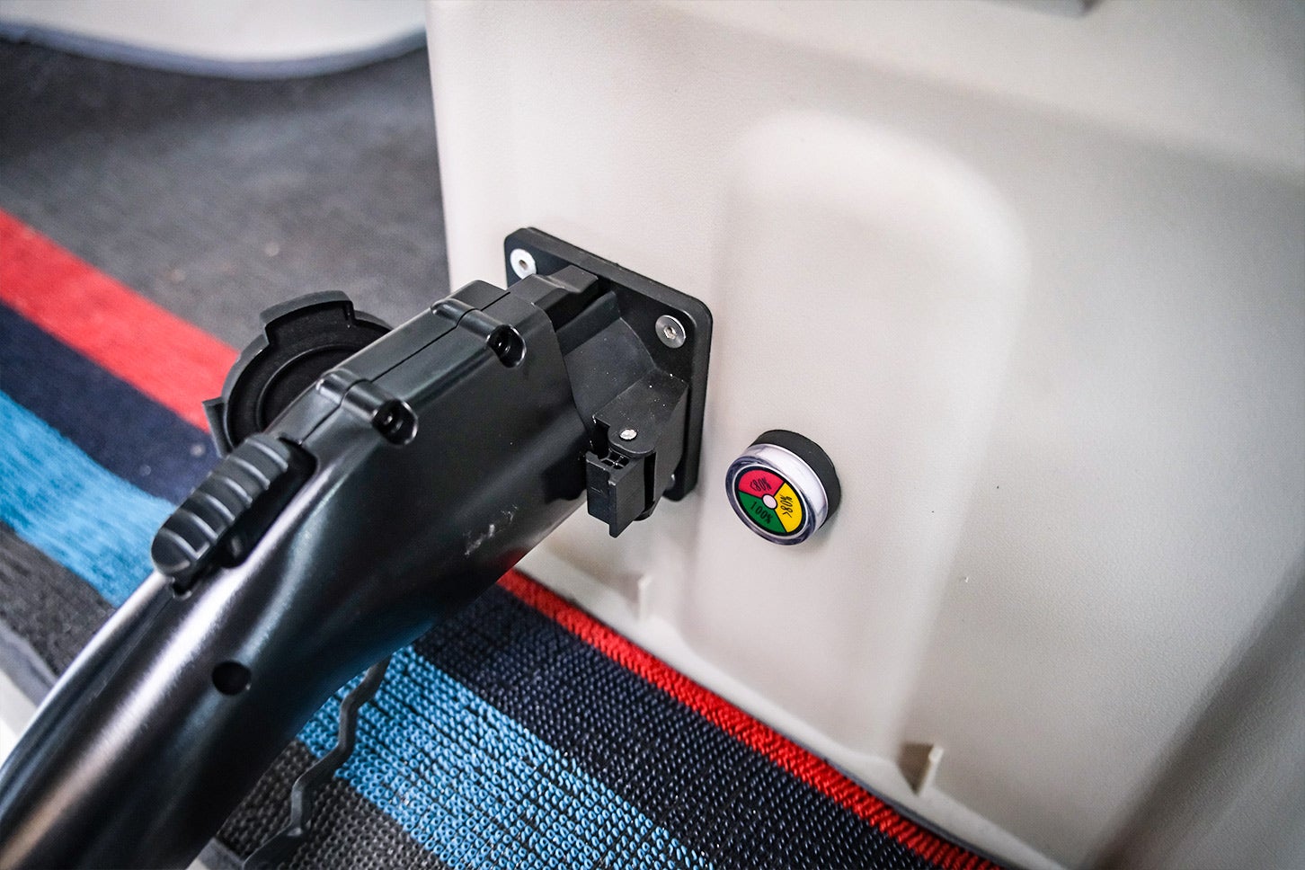 充電は運転席の左側から行う