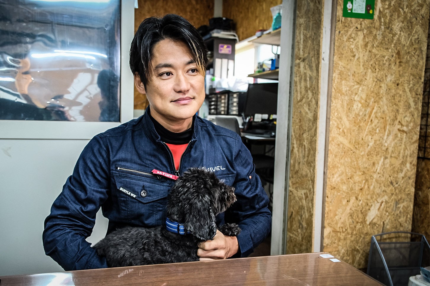 「現在、日本は燃料（ガソリン）を海外からの輸入に頼っていますし、それをEVと太陽光発電の組み合わせることで、エネルギー自給率の向上に貢献できるのではないかという想いもありました」と語るバブル代表の鈴木さん。一緒に映っているのは看板犬のバブルちゃん