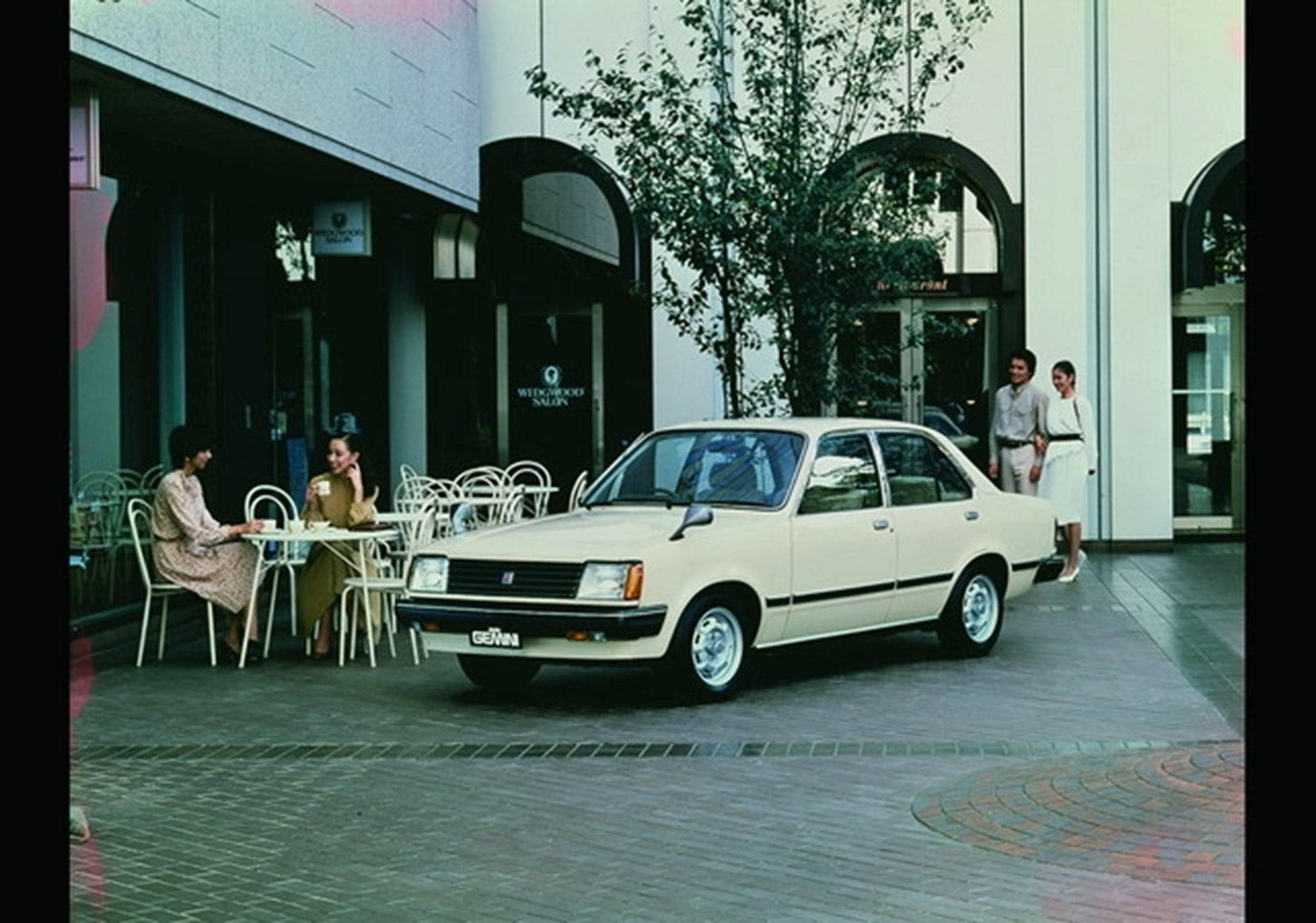 大規模なマイナーチェンジを経て、後期モデルは”地のもの”なスラントノーズに変わった。後期モデルにも、角目と丸目のライトが混在した。