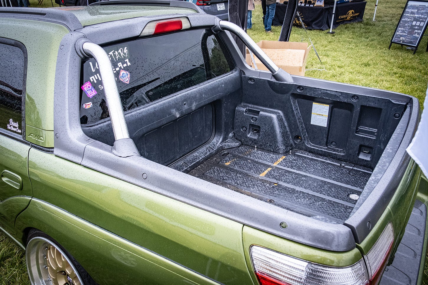 バハの後部座席と荷台の間にはトランクスルー機能が搭載され、長尺物を積み込むことも可能だ。