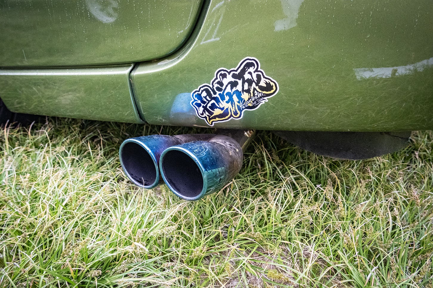 リアの左サイドから突き出たマフラーはオリジナルのストレートを装備。“過労死”のステッカーが気になる……