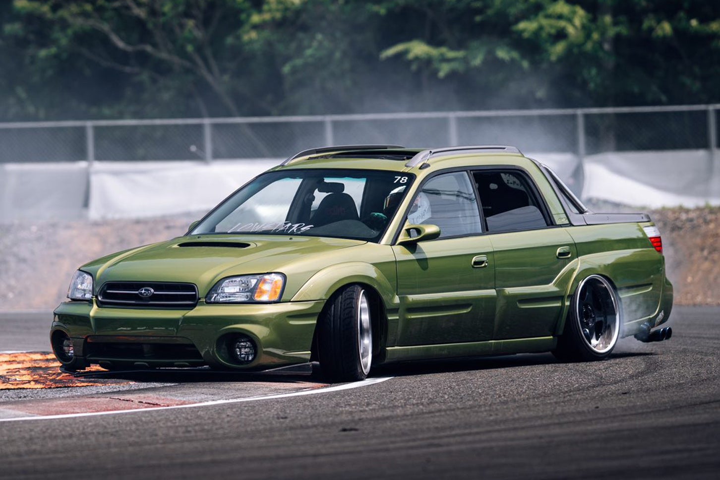 ドリ車として完成させたバハでドリフト走行！ 写真＝SLUG ART