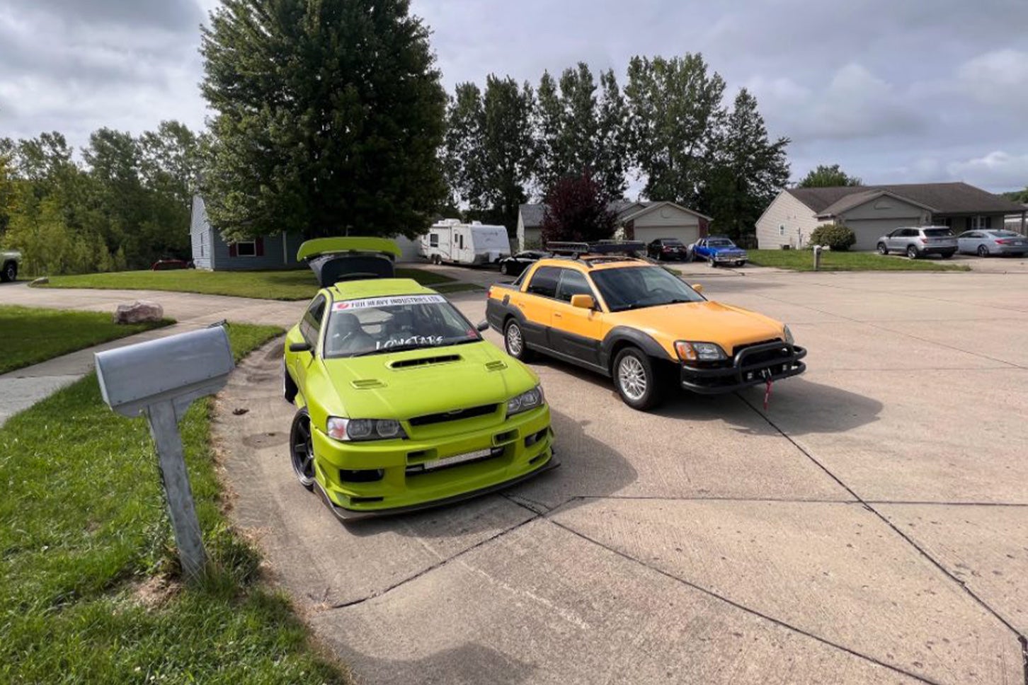 写真左のクルマはアメリカ駐在時に日本から持ち込んだもの。帰国時に売却し、代わりにバハを日本へ持ち帰ったそうだ。