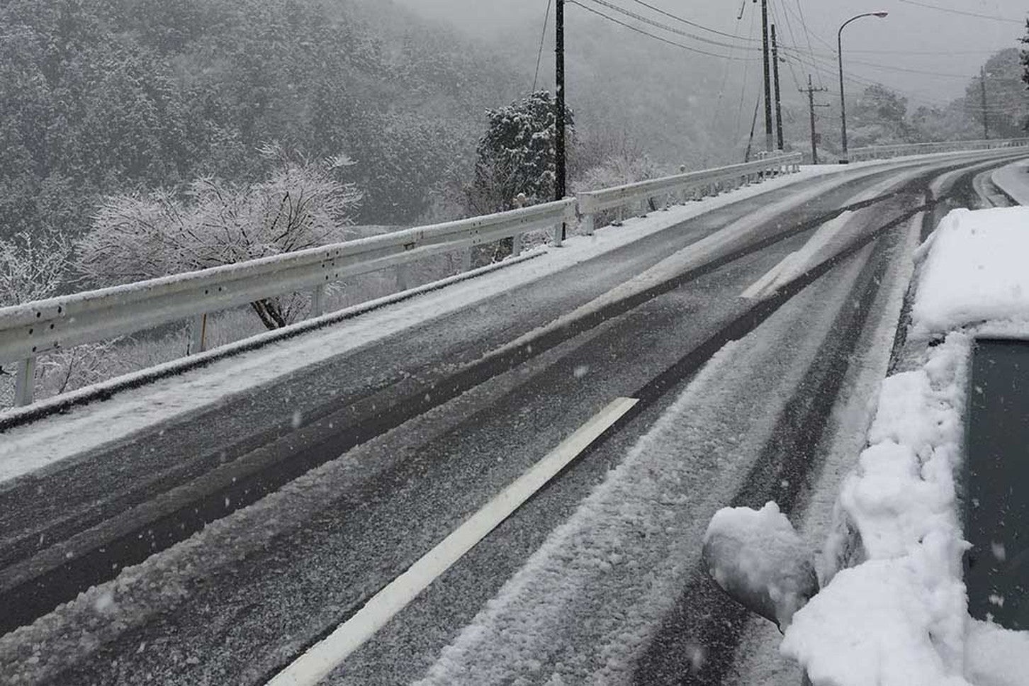凍結路や雪道は事故の危険性が高まるので注意が必要