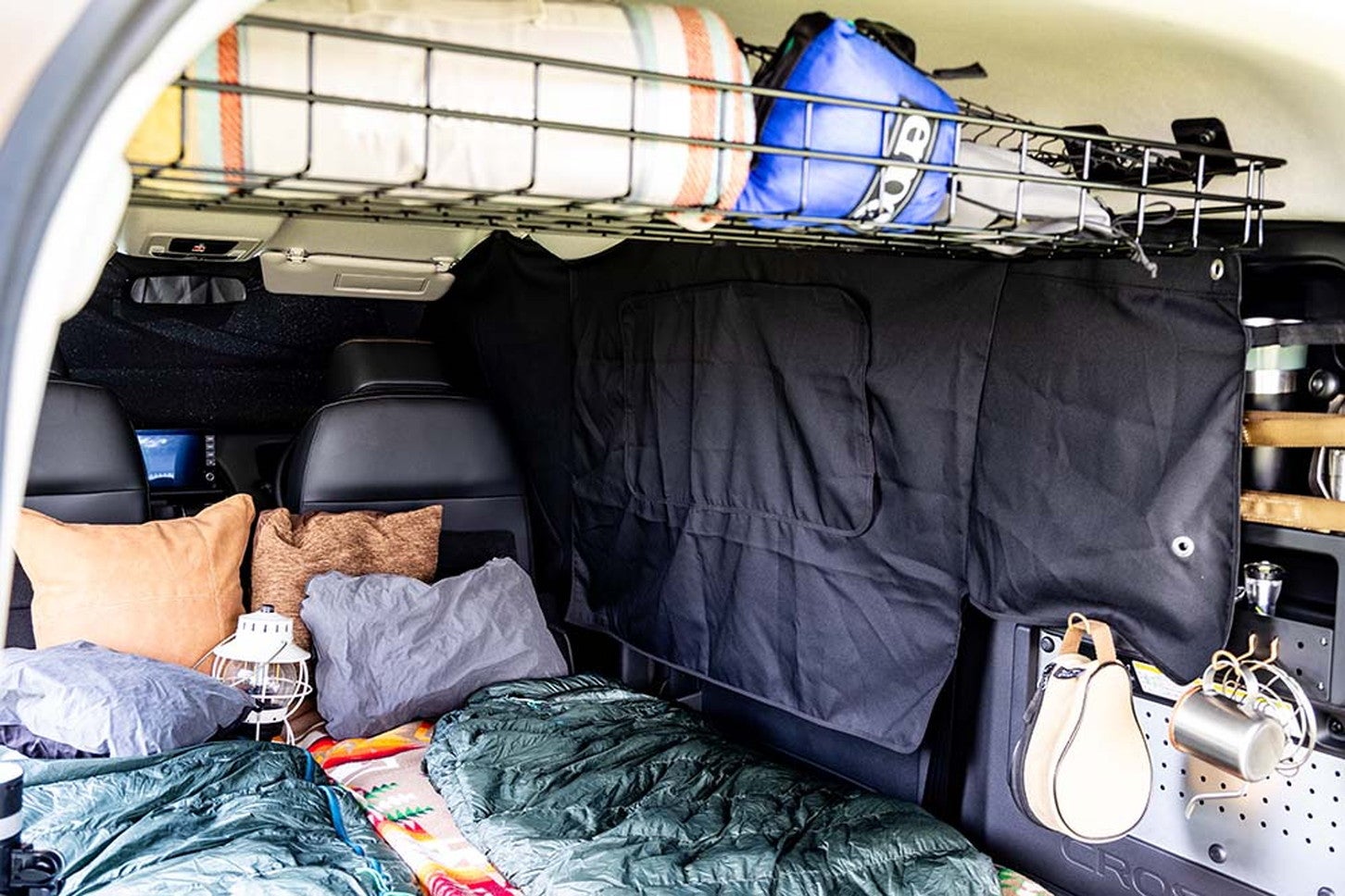 車種専用のシェードを装着した様子