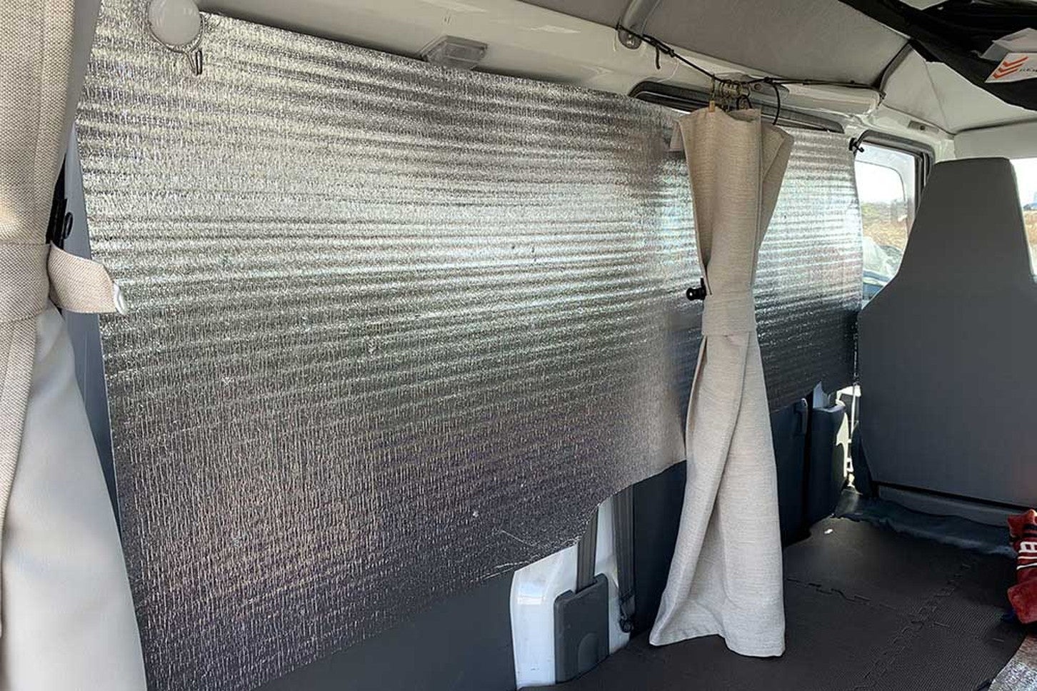 100均の「アルミ保温シート」を加工せず装着した様子