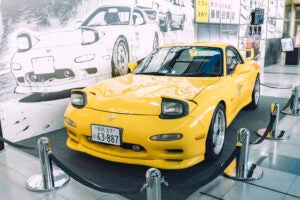 東京オートサロン2026の頭文字Dトミカブースに展示された実車のマツダ RX-7。