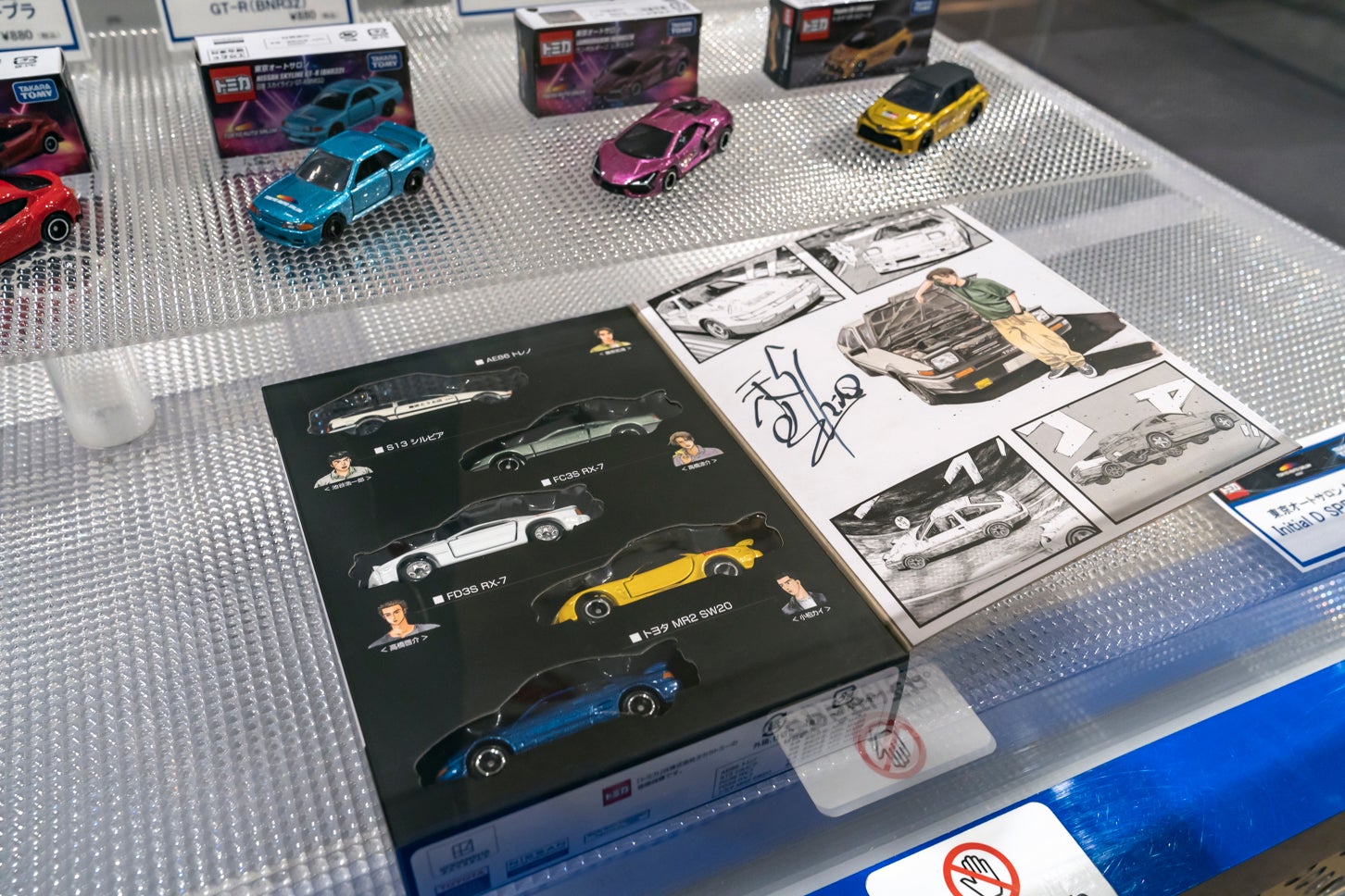 トミカブースに展示された限定販売のトミカ。