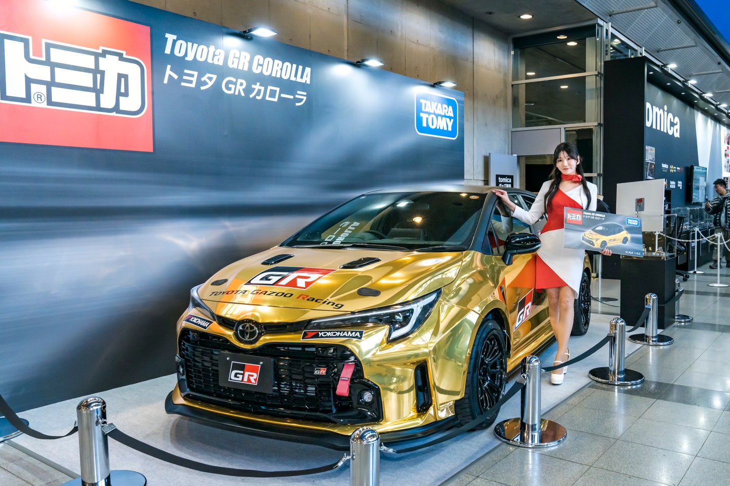 東京オートサロン2026のトミカブースに展示された実車のGRカローラ。