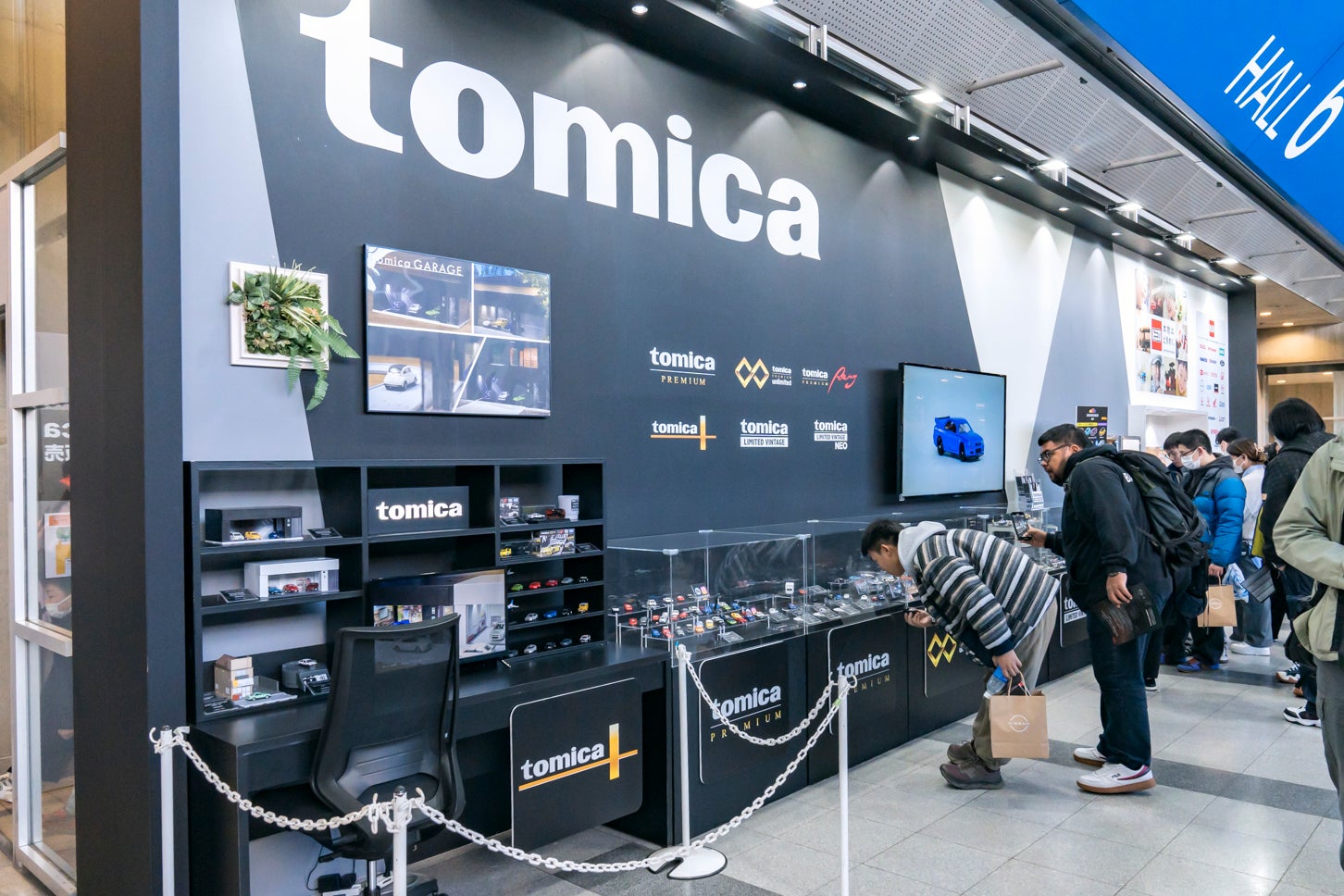 トミカブースの展示の様子。