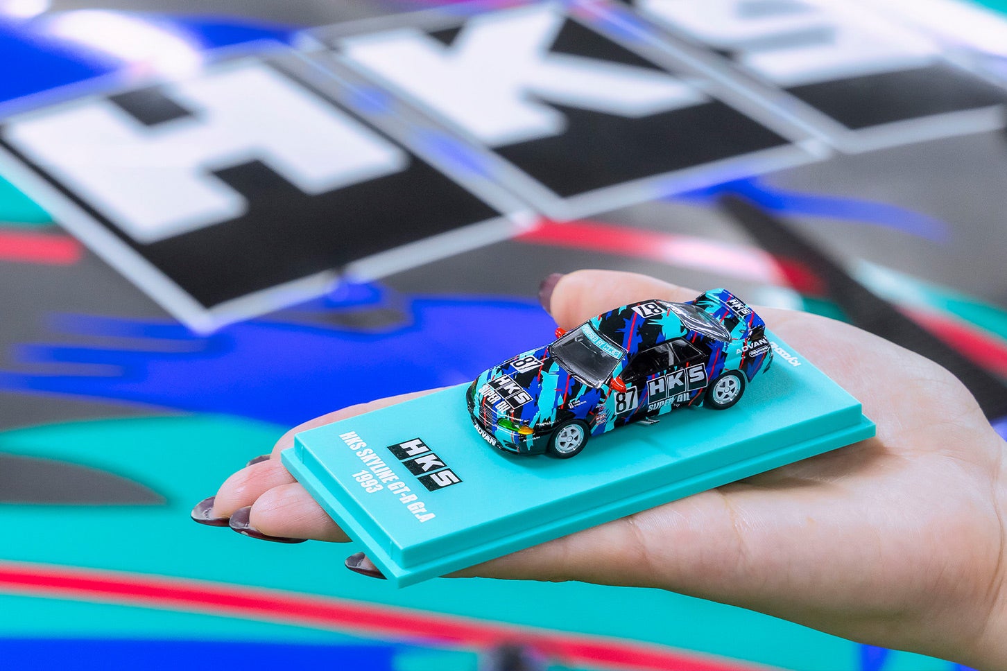 「HKS SKYLINE GT-R Gr.A 1993」ミニカーのライトを点灯させた状態