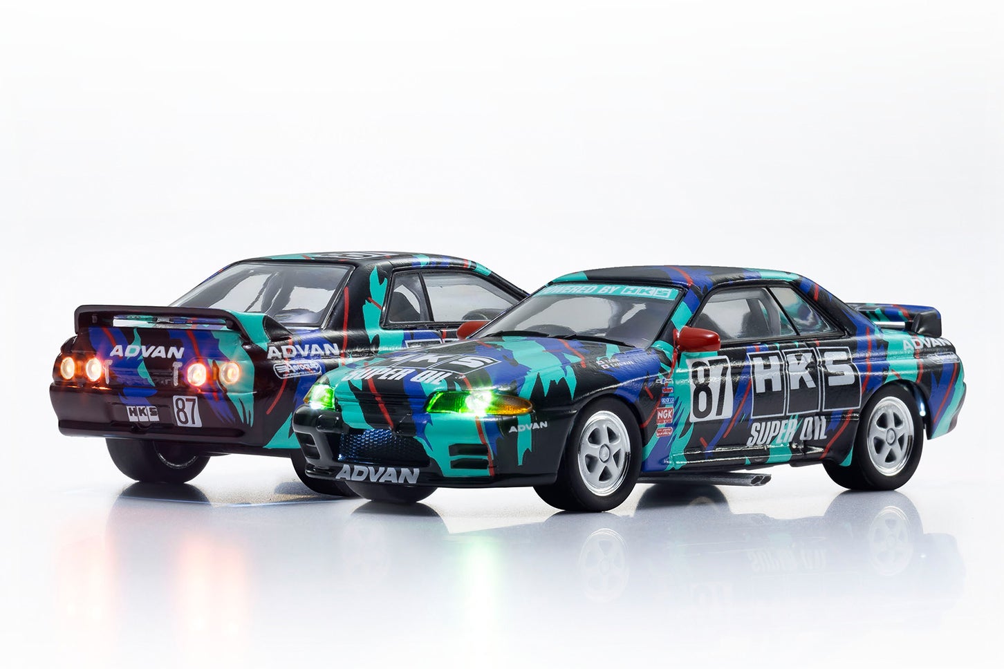 「HKS SKYLINE GT-R Gr.A 1993」ミニカーのライトを点灯させた状態