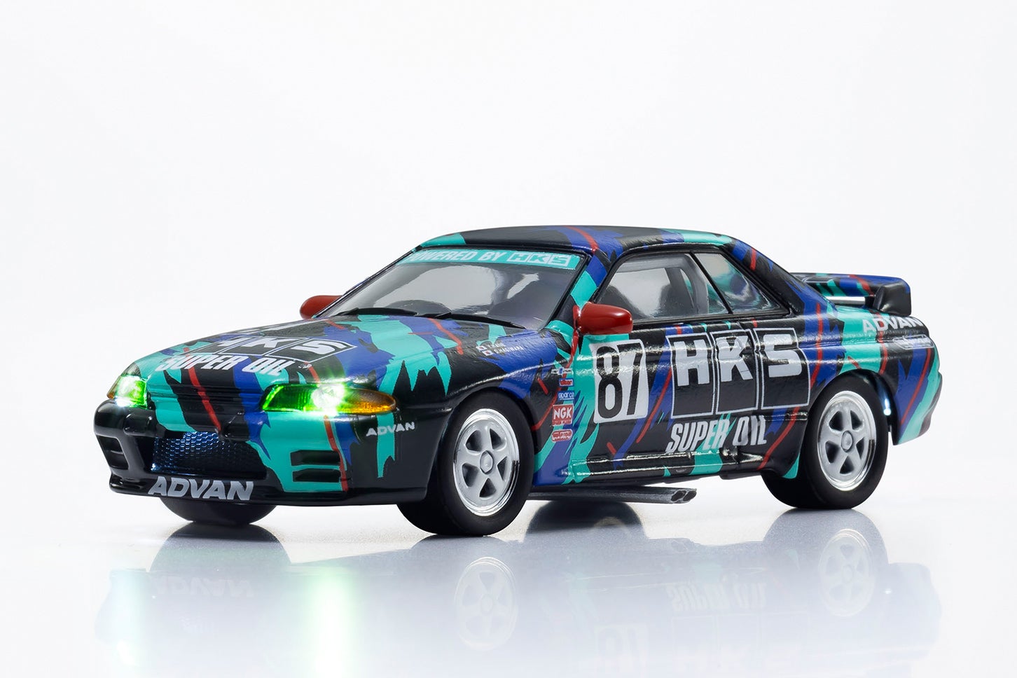 「HKS SKYLINE GT-R Gr.A 1993」ミニカーのライトを点灯させた状態