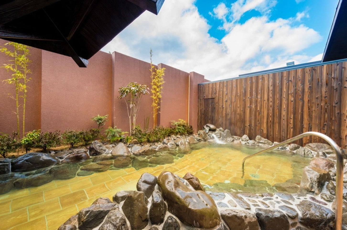 写真提供「RVパーク 平城京朱雀門ひろば」