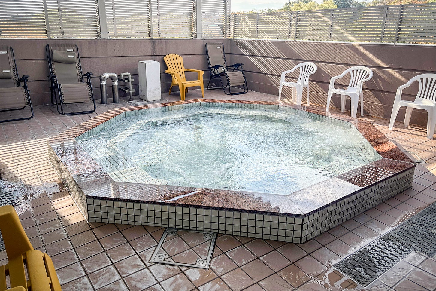 「くららの湯」の、洋風空間にあるジャグジー付き露天風呂です