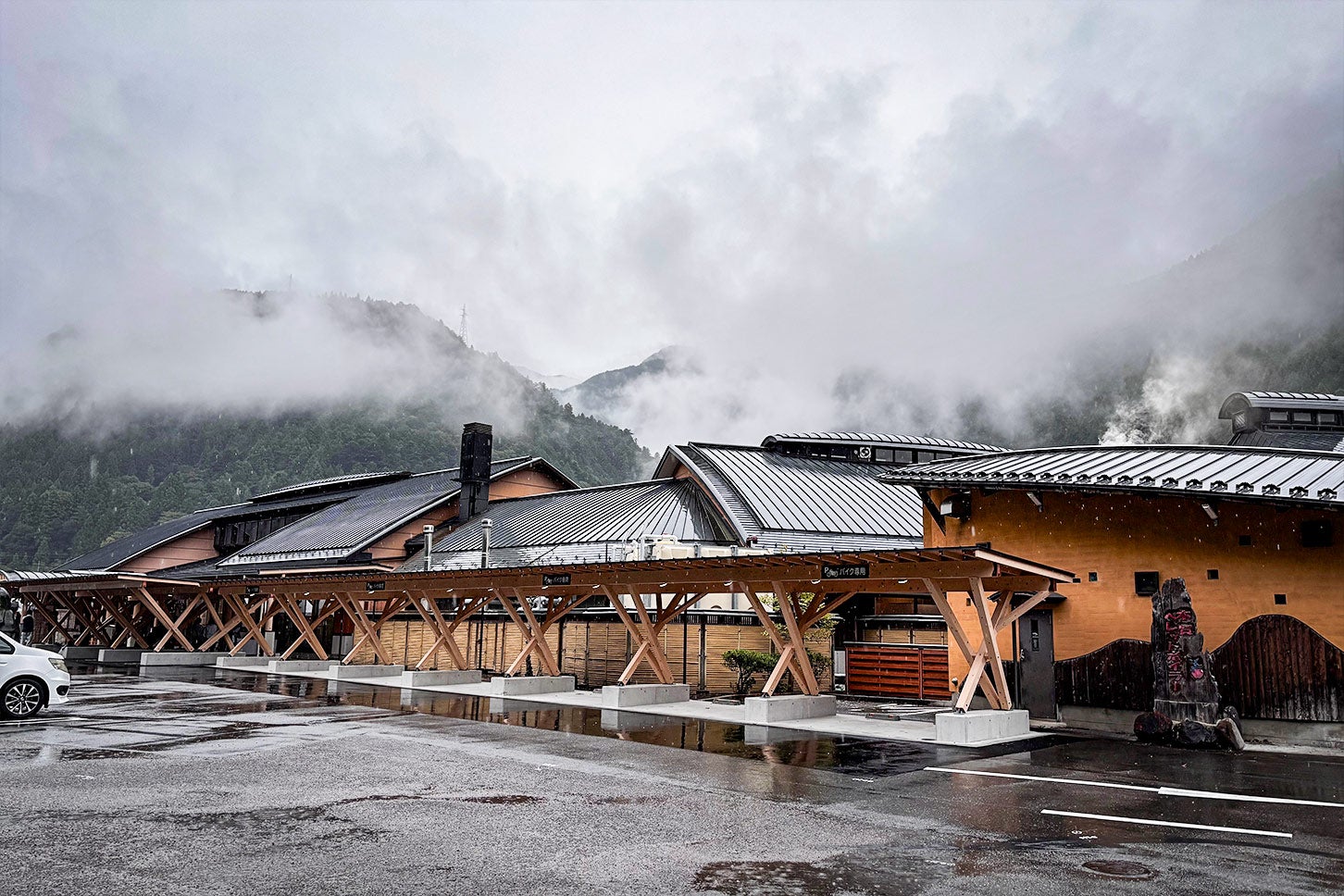 道の駅 遠山郷は、山間にある秘境温泉を楽しめるスポットとして人気があります