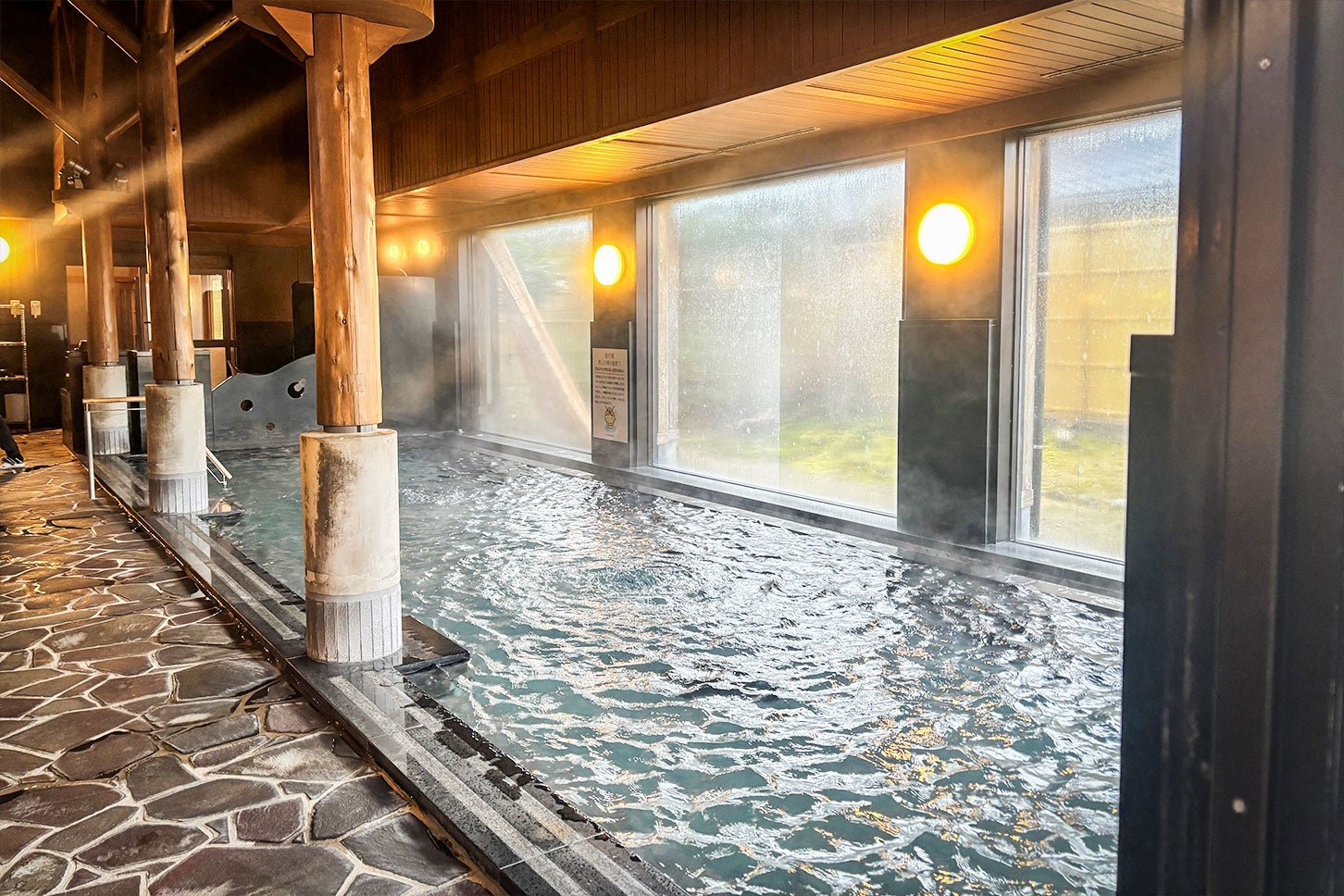 「蛍の湯」の内湯です。ホタルの優雅な舞をテーマに、全体をシックに統一された室内でリラックスできます