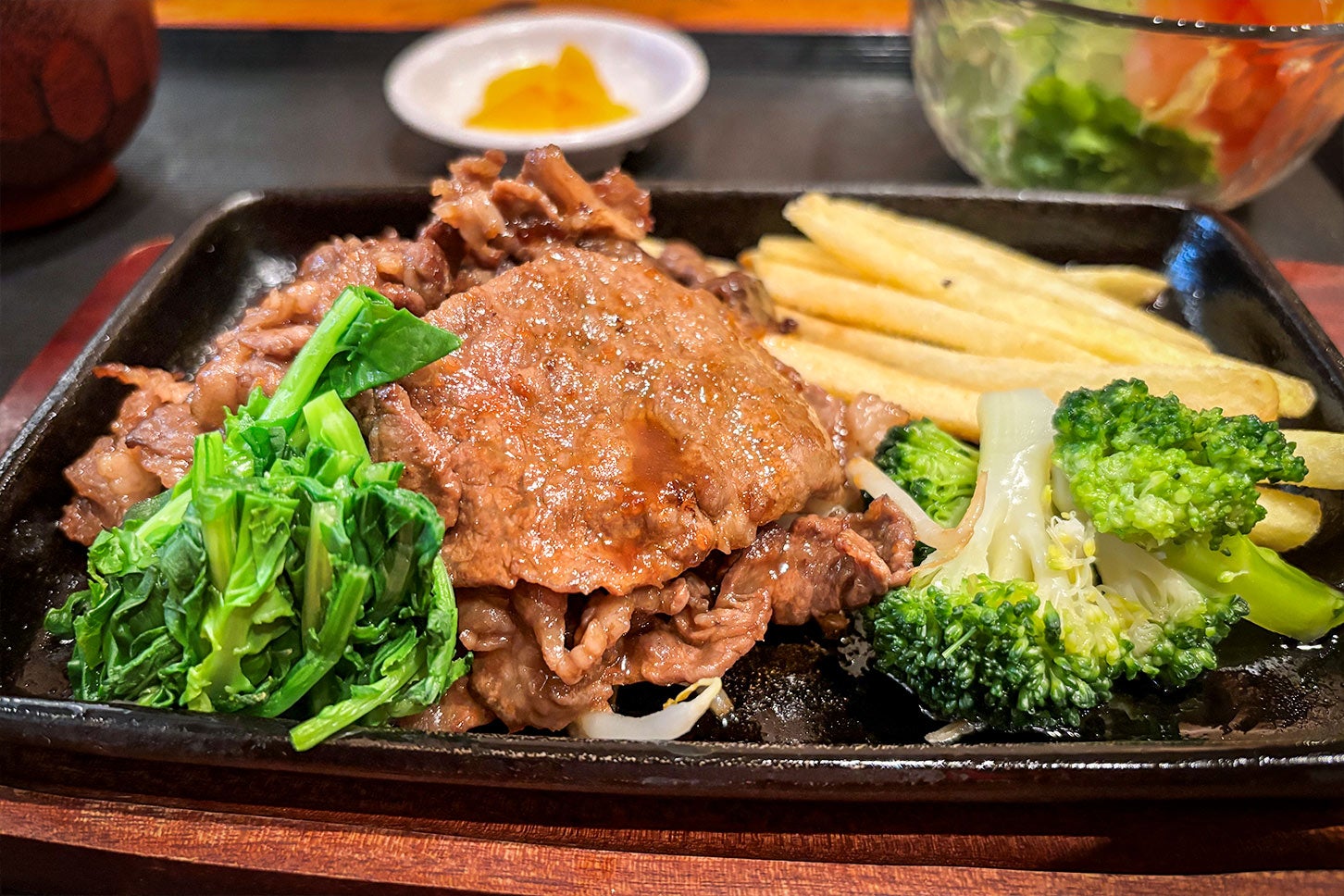 道の駅 飯高駅内にある「レストランいいたか」で食べられる数量限定メニュー「松阪牛定食」です！ こってりとした味付けの「とっときみそ」が美味しくて、ついお土産まで購入してしまいました
