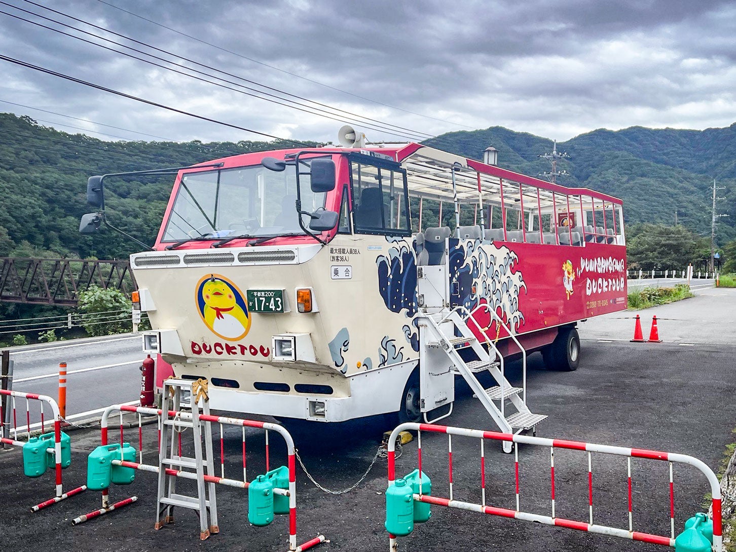 道の駅 湯西川のダックツアーで使われる水陸両用車。これでダム湖の入っていきます