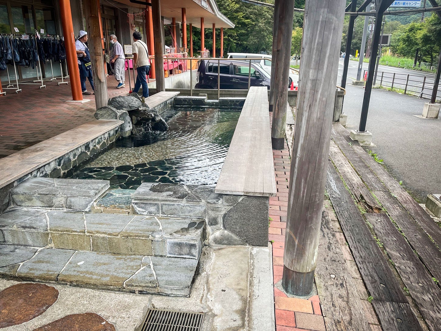 道の駅 湯西川の足湯なら、気軽に湯西川温泉の気分を味わえます