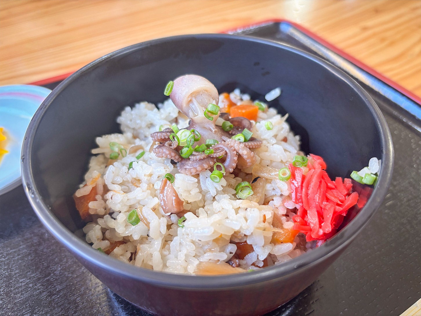 道の駅 有明のレストランで食べられる「たこめし」です。どの定食メニューでも、白米ごはんをたこめしに変更できるほど推されているので、ぜひ注文してみてください