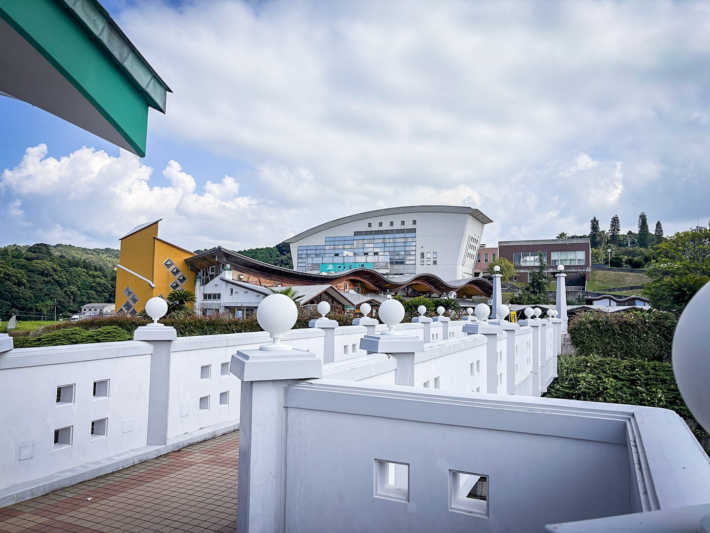 道の駅 有明は「四郎ヶ浜ビーチ」と隣接しており、歩道橋から安全に行き来することができます