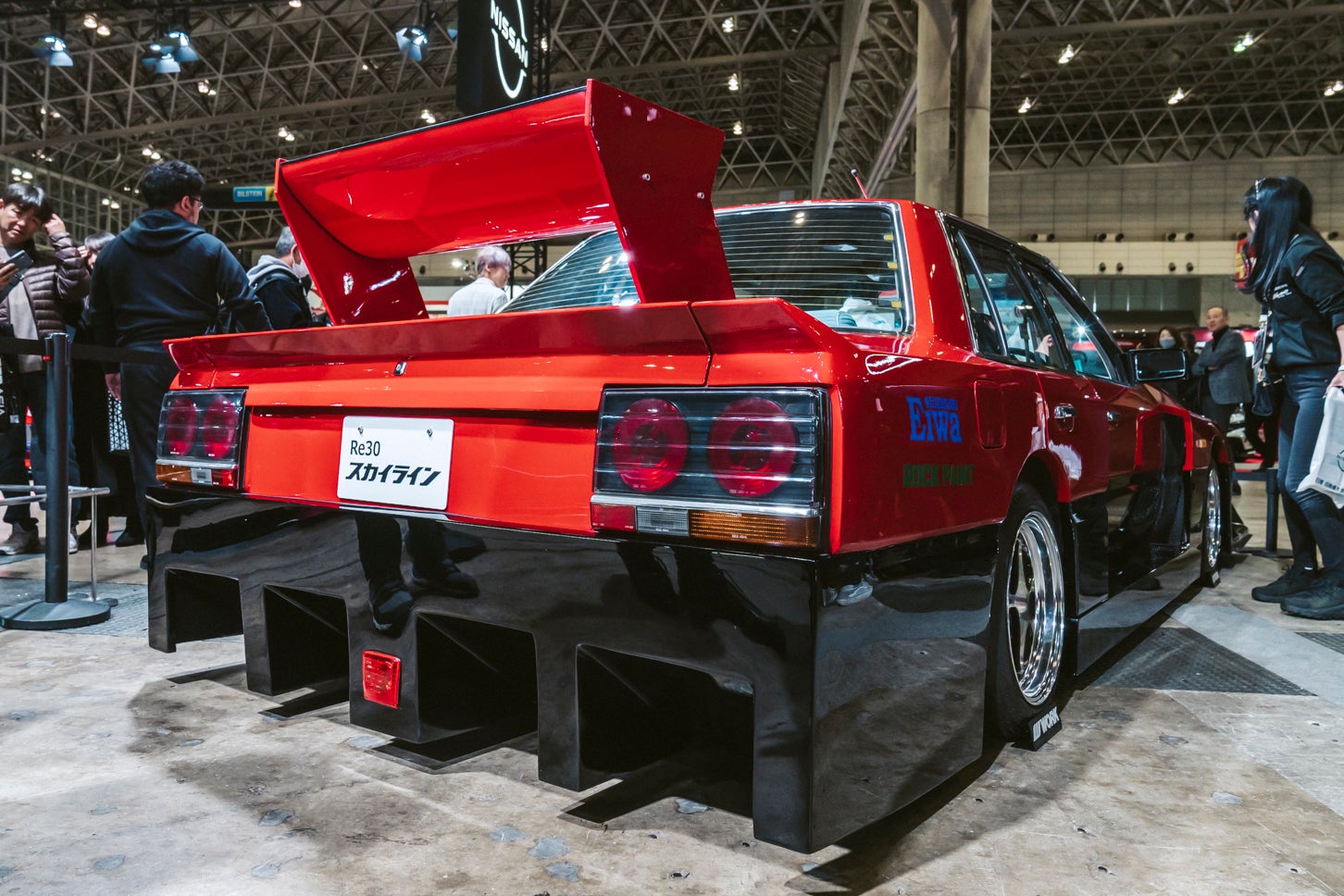 ダックテールとディフューザーがスポーツカーらしさを際立たせている。