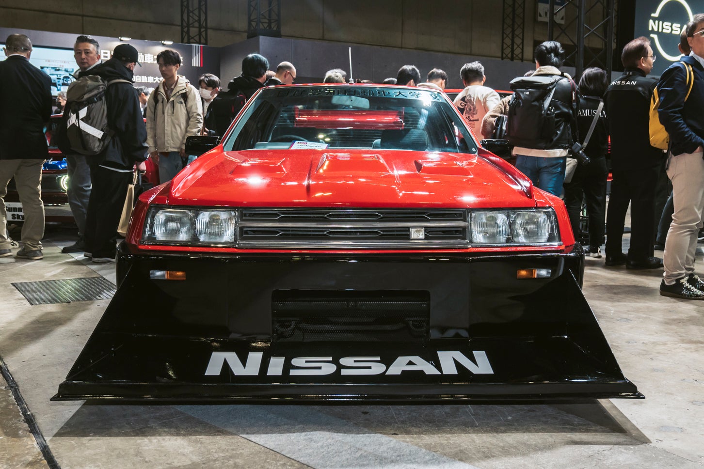 大迫力のフロントスポイラーはFRPで製作したオリジナル。