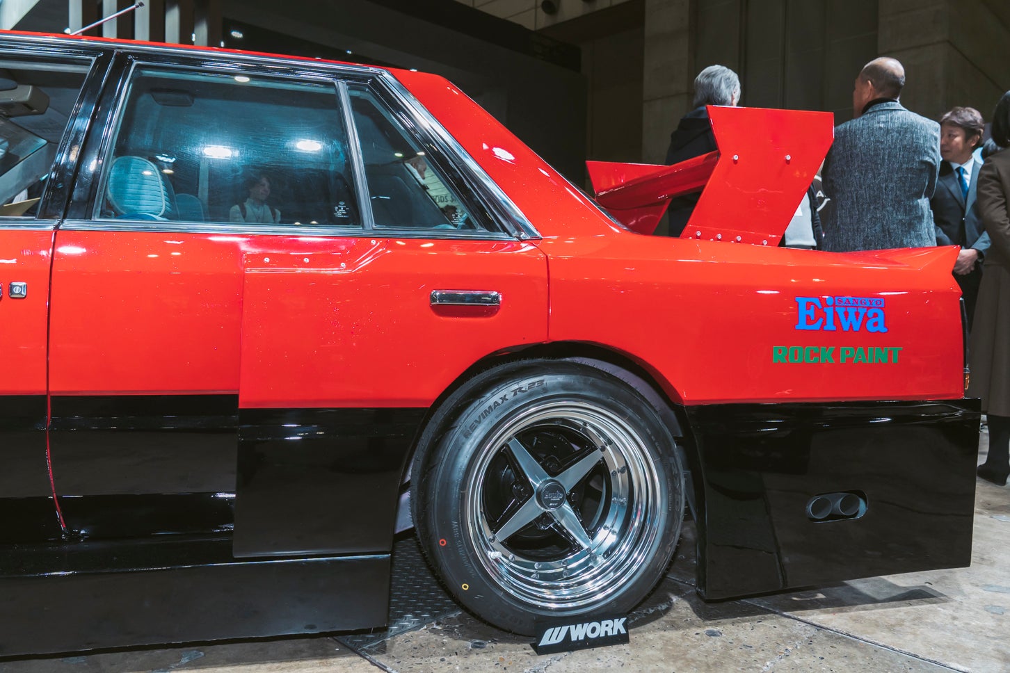 オーバーフェンダーでありながらリアドアが開くように調整されている。