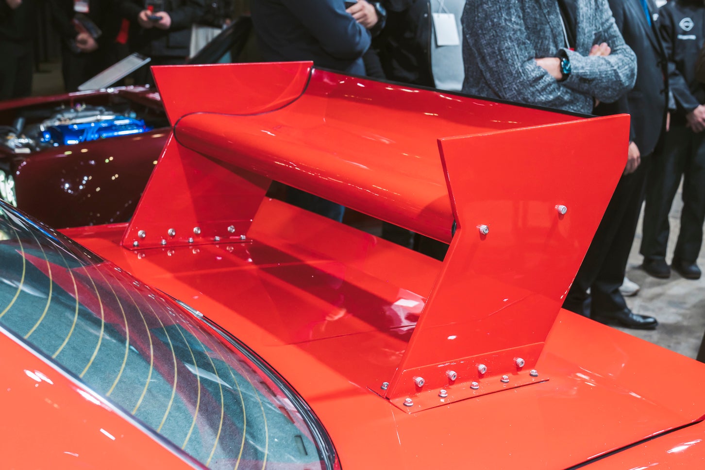 リアウイングのサイドステーはFRP、ウイングの湾曲はアルミで成形されている。