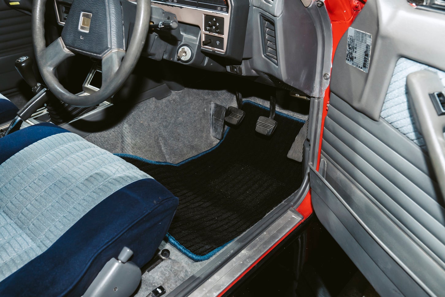 フロアマットは学生たちがオーダーしたオリジナル。