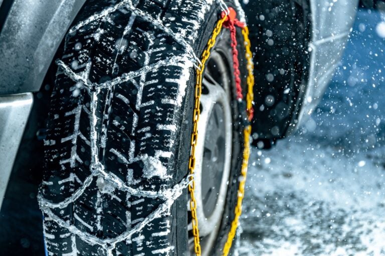 タイヤチェーンを装着したタイヤ。
