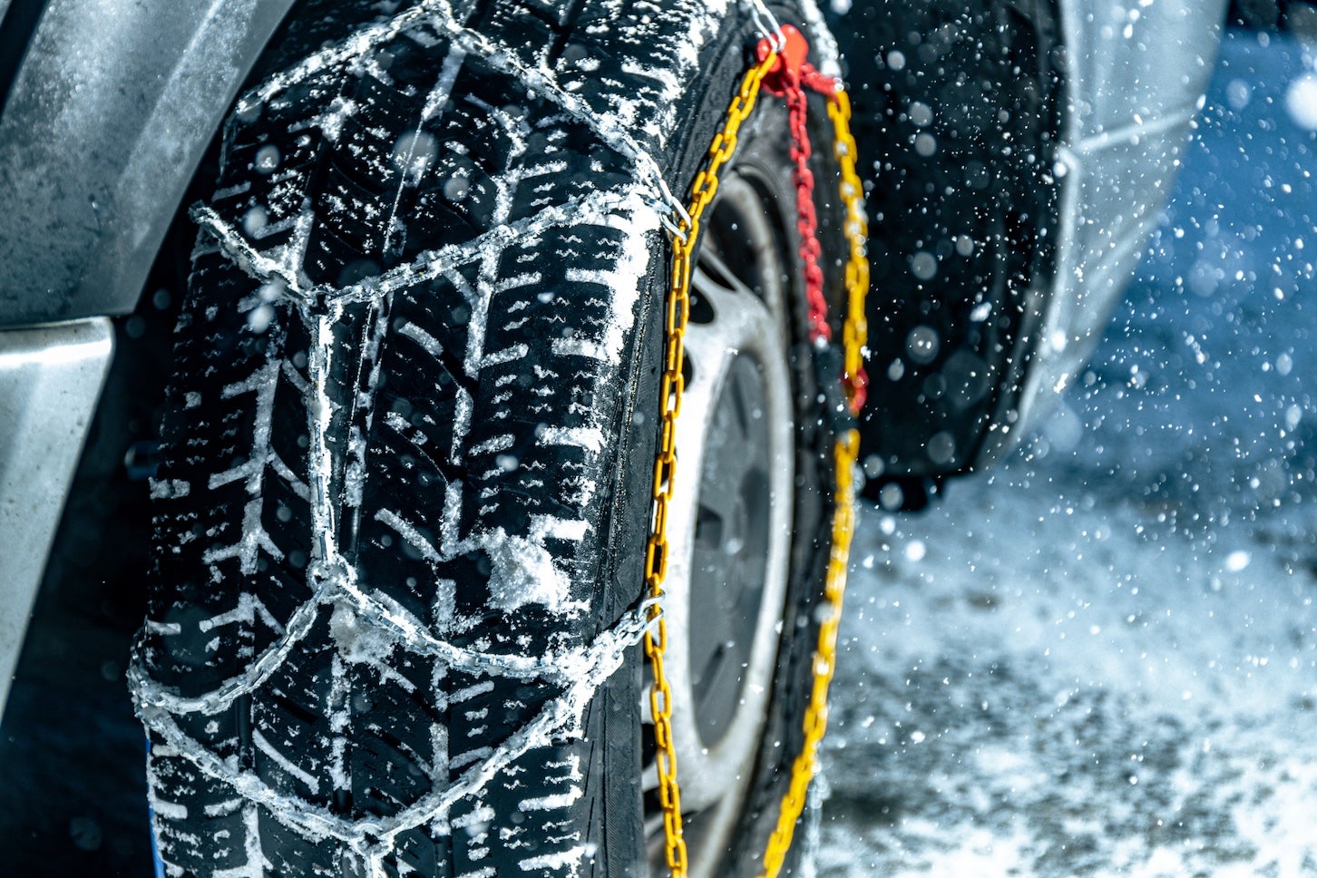 タイヤチェーンを装着したタイヤ。