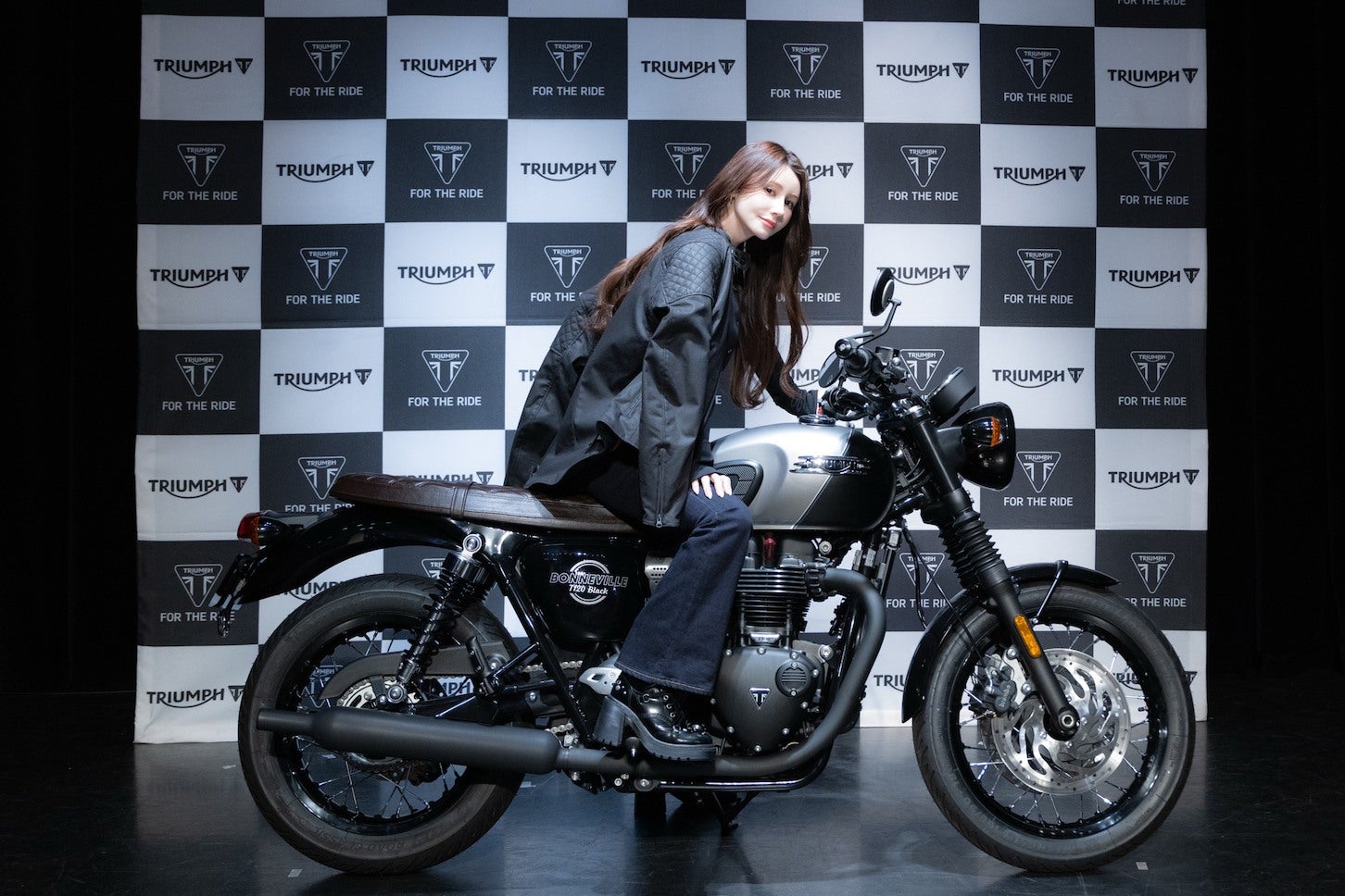 ダレノガレ明美さんが跨っているのは新型ボンネビル T120ブラック